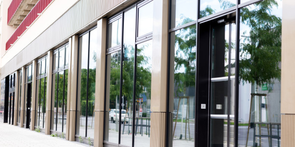 Puertas y Ventanas de Aluminio / PVC a medida Santa Susanna · Raíl Empotrable Adaptado al Paso de Minusválidos