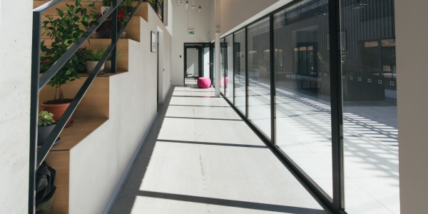 Puertas y Ventanas Seguridad de Aluminio / PVC Molins de Rei · Raíl Empotrable Adaptado al Paso de Minusválidos